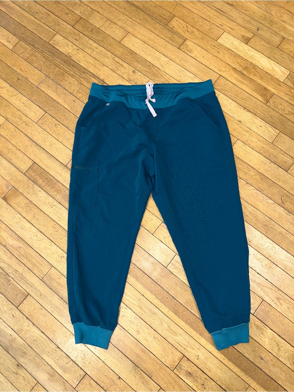 Woman’s Figs scrubs jogger bottoms